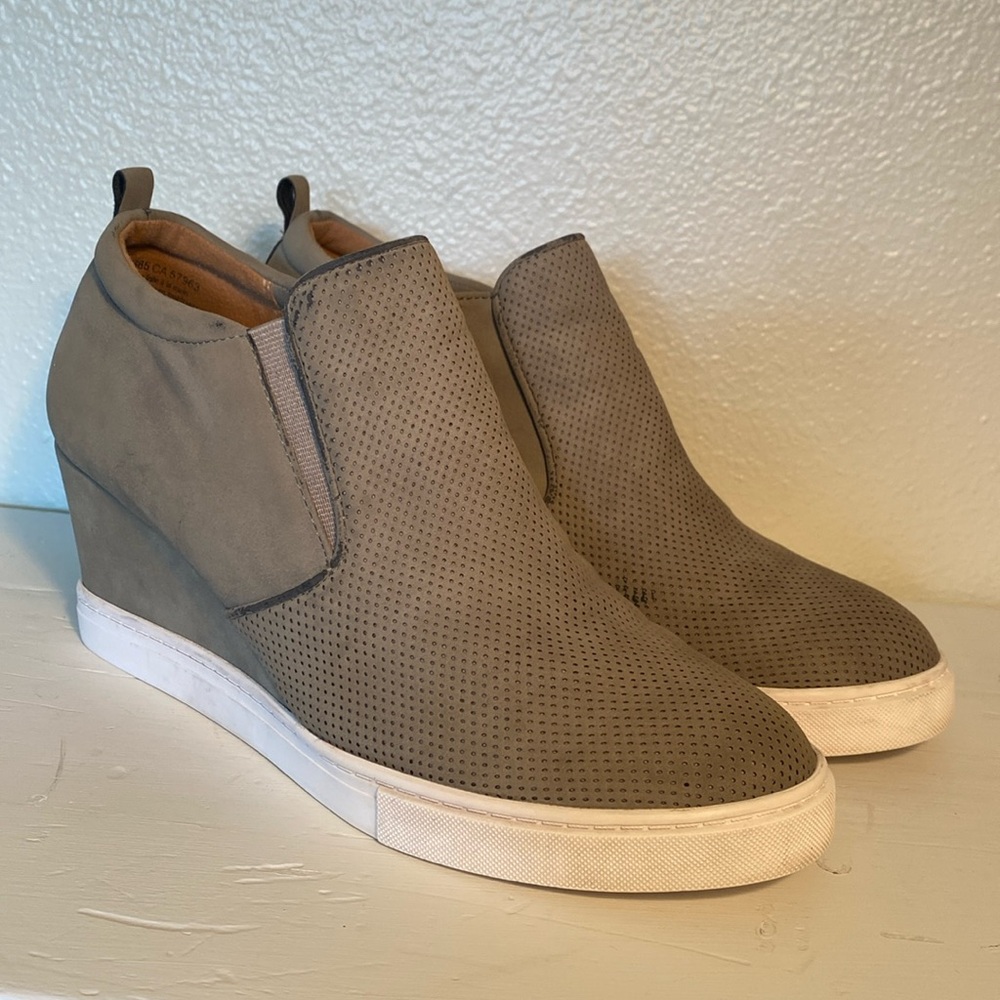 Susina Wedge with Zipper Closure